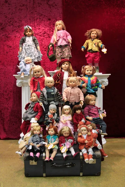 Много Разных Видов Кукол Настоящие Маленькие Дети Выставке Москве 2009 — стоковое фото