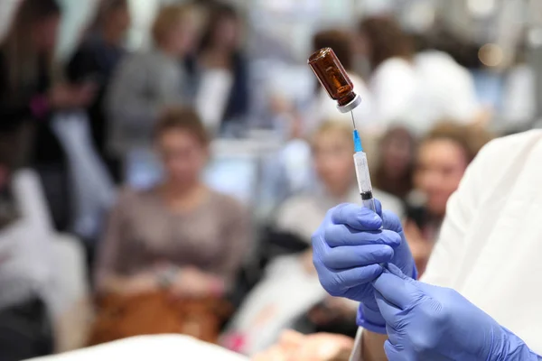 Médico Ganhando Uma Seringa Medicação Para Mesoterapia Fundo Das Mulheres — Fotografia de Stock