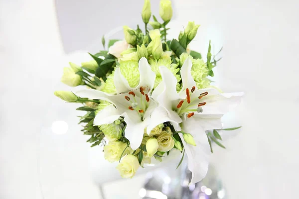 Schöner Strauß Aus Hellgrünem Eustoma Chrysanthemen Und Weißen Lilien Auf — Stockfoto