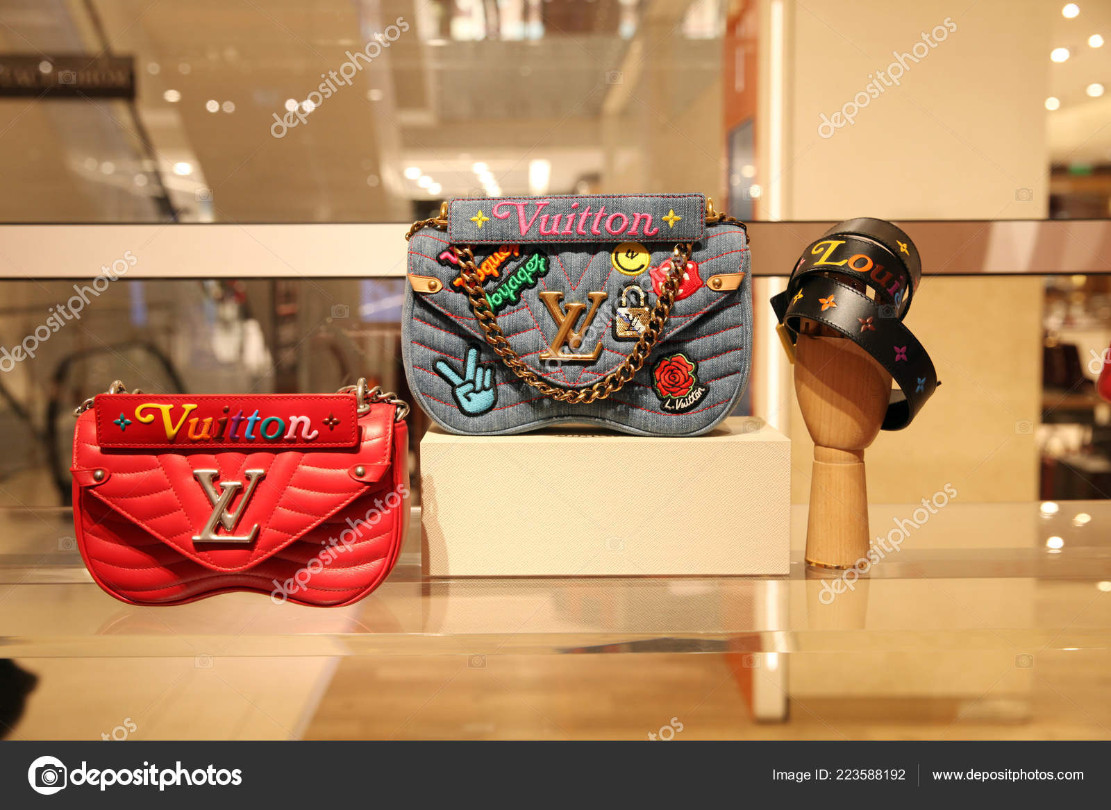 Accesorios Moda Hermosas Bolsas Una Lujosa Tienda Louis Vuitton