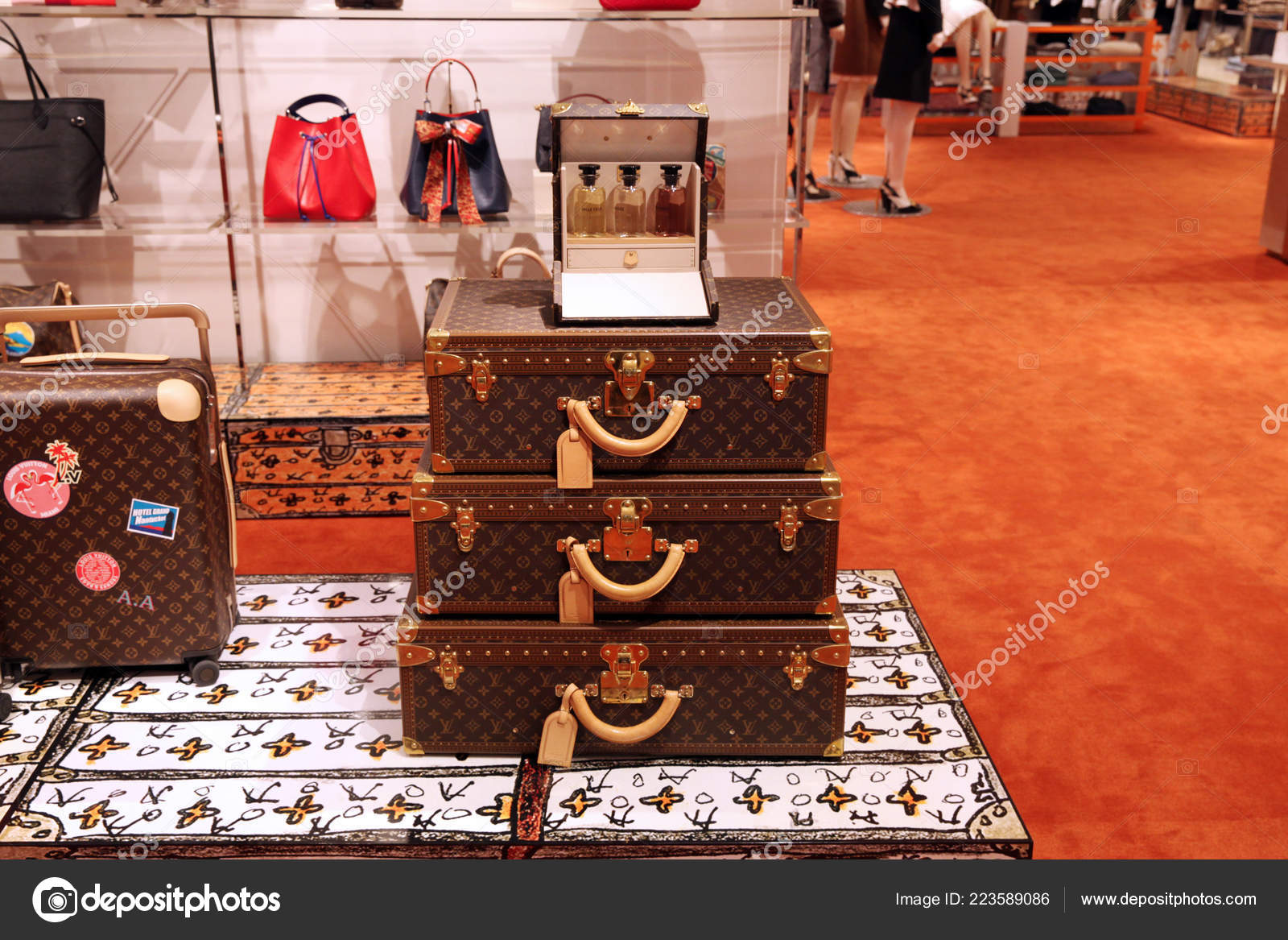 svag Predictor terrasse Showcase Trendy Suitcases Bags Luxury Louis Vuitton Store Moscow 2018 –  Stock Editorial Photo © ozina #223589086