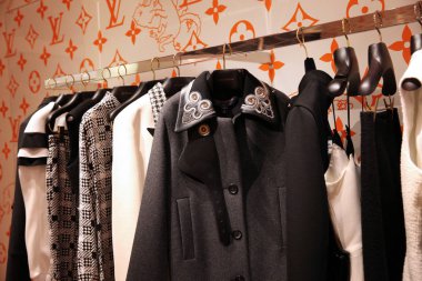 Louis Vuitton lüks mağaza moda giysiler. Moskova. 01.11.2018