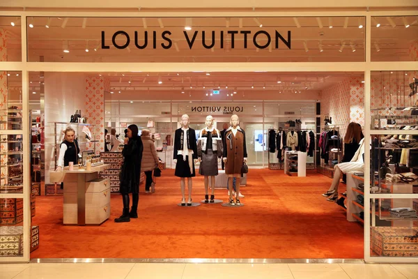 Hermosa Tienda Louis Vuitton Escaparate Con Ropa Moscú 2018 — Foto de Stock