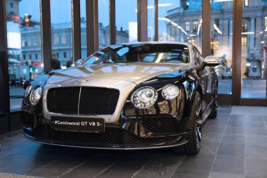 Yeni bir araba modeli siyah ve gümüş Bentley. Moskova. TSUM. 01.11.2018