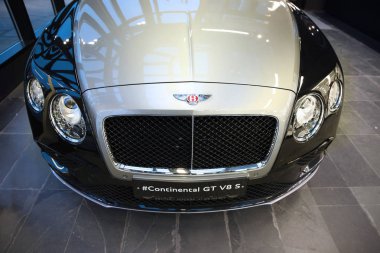 Bentley işaret yeni araba modeli kaputunun üstünde siyah ve gümüş. Moskova. TSUM. 01.11.2018