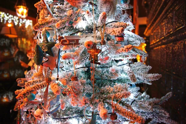 Hermoso Árbol Navidad Azul Decorado Con Juguetes Navidad Luces — Foto de Stock