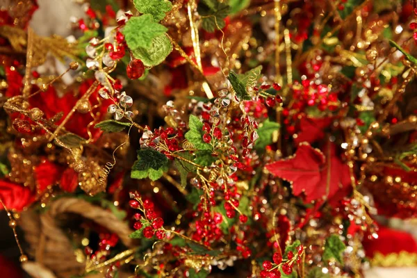 Fondo Brillante Navidad Oro Decorativo Flores Rojas Cuentas Ramas Con — Foto de Stock