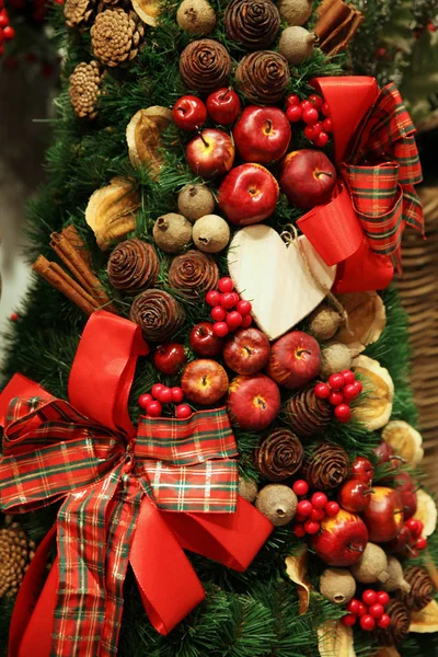 Fragmento Árbol Navidad Primer Plano Con Adornos Decorativos Manzanas Arcos — Foto de Stock