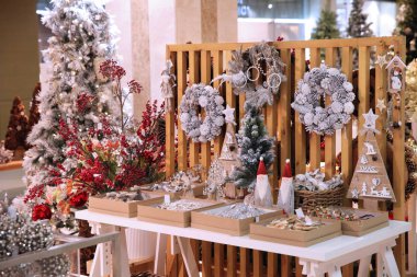 Noel masa güzel beyaz Noel çelenkler ve hediyeler ile