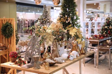 Noel masa güzel Noel Hatıra Eşyası, hediyeler Noel ağaçları arka plan üzerinde ile