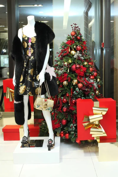Decoraciones Navidad Con Árbol Navidad Ropa Elegante Maniquí Tsum Moscú — Foto de Stock