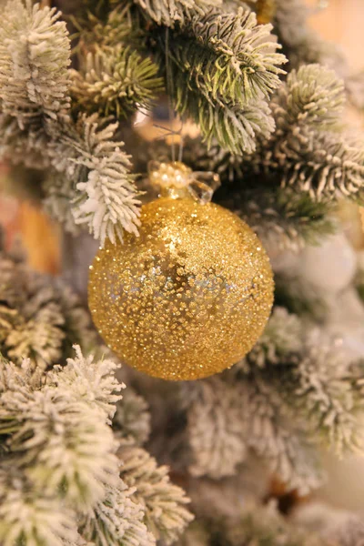 Una Bola Oro Navidad Colgando Una Rama Árbol — Foto de Stock