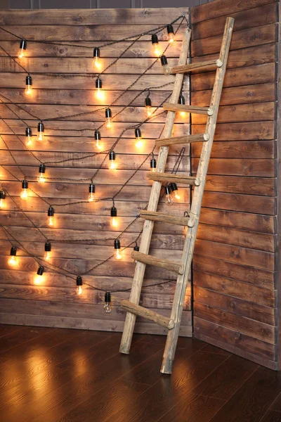 Mnóstwo Dekoracyjnych Świecące Żarówki Ścianie Drewnianej Deski Obok Drewniane Schody — Zdjęcie stockowe