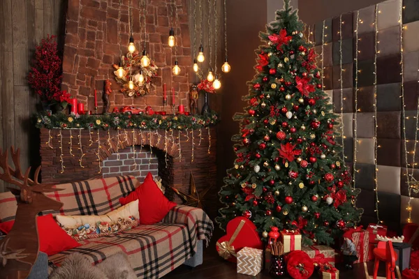 Evin bir şömine ve bir Noel ağacı ile yeni yıl renkli iç rahat