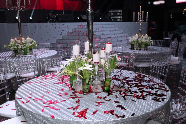 Festive Decoration Hall Flowers Candlesticks Strewn Red Confetti — Stock Photo, Image