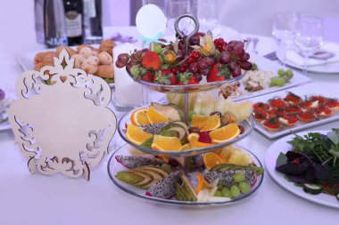 Meyve ve gıda için düğün masa dekorasyonu misafirlerine
