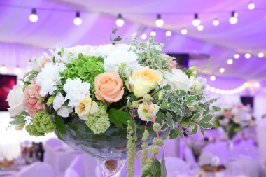 Düğün çiçekleri mor neon ışıkları ile