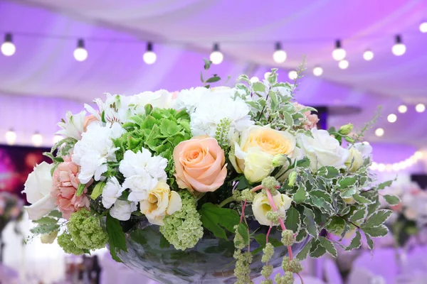 Buket çiçek mor neon ışıklar arka plan üzerinde