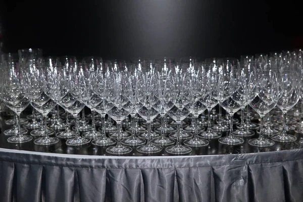 Τεράστιος Αριθμός Κενών Καθαρά Ποτήρια Στο Τραπέζι Μπαρ Κατά Διάρκεια — Φωτογραφία Αρχείου