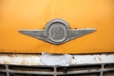 Taksi işareti eski sarı araba şirketi denetleyicisi. Moskova. 27.08.2018