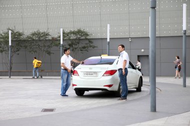 bir beyaz araba Hyundai taksi şoförü ile iletişim kurar. Moskova. 27.08.2018