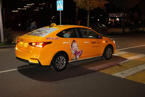 Coche Amarillo Yandex Taxi Con Una Pegatina Caricatura Masha Oso — Foto de Stock