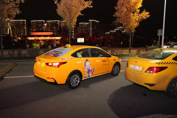 Taxi Amarillo Con Una Pegatina Caricatura Masha Bear Compañía Taxis — Foto de Stock