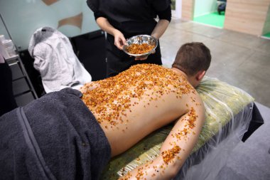 Kaplıca tedavisi doğal Amber, erkekler geri doğal amber küçük taşlarla serpilir.