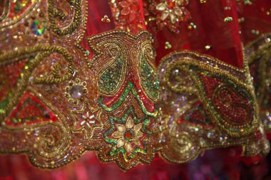 Parlak altın nakış, yeşil ve renkli payetler, taşlar, rhinestones portre