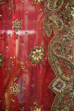 Elbise için benzersiz kırmızı örgü kumaş işlemeli altın ve renkli payetler, taşlar, rhinestones