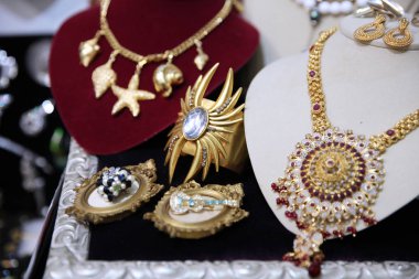 Vintage takı, kolye, küpe, bilezik, kolye altın renkli ile arka plan bulanık