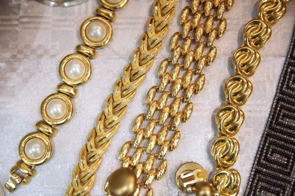 金色的各种织造的四种复古厚链 — 图库照片