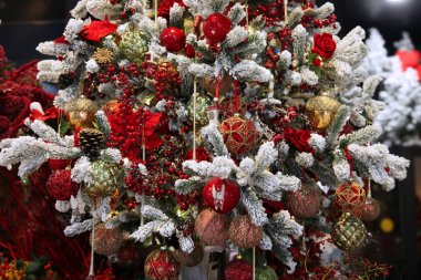 Çok güzel Noel ağacı, kırmızı ve altın oyuncak yakın çekim karla kaplı