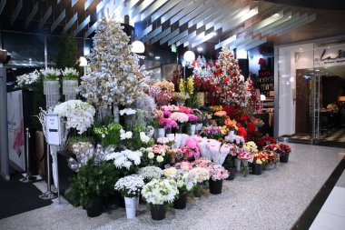 Noel vitrin şık çiçek dükkanlar, altın ve kırmızı oyuncaklar etrafında çok sayıda taze çiçekler ile büyük Noel ağaçları ile süslenmiş. Moskova. 22.11.2018