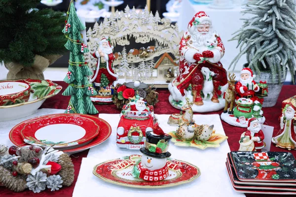 Красочные Рождественские Сувениры Декоративные Статуи Санта Клауса Снеговик Тарелки Символами — стоковое фото