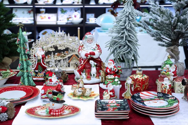 Lembranças Natal Coloridas Estátuas Decorativas Papai Noel Boneco Neve Árvores — Fotografia de Stock