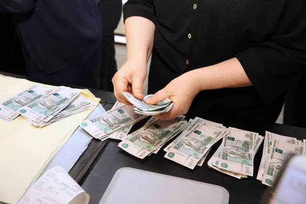 Caixa Recalculates Dinheiro Lote Notas Denominações Mil Rublos — Fotografia de Stock