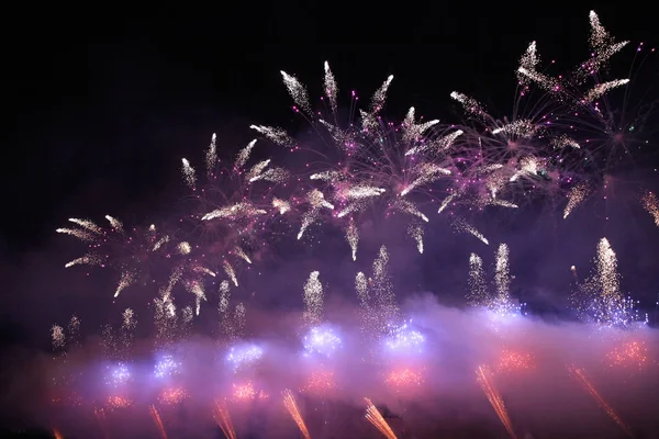 Enormes Fuegos Artificiales Púrpura Cielo Con Niebla Chispas Colores — Foto de Stock