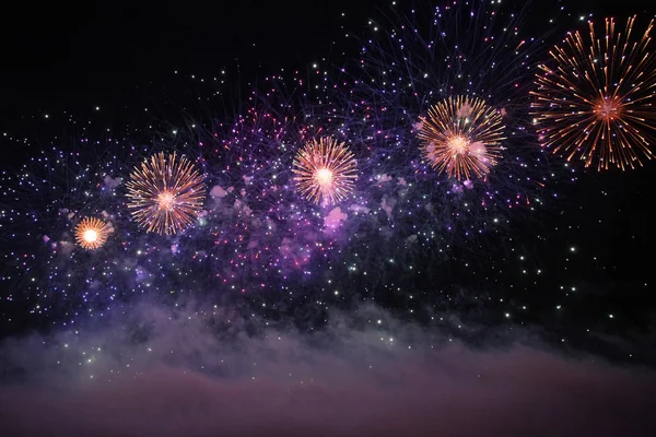 Fogos Artifício Céu Com Faíscas Incomuns Forma Flores Nevoeiro Colorido — Fotografia de Stock