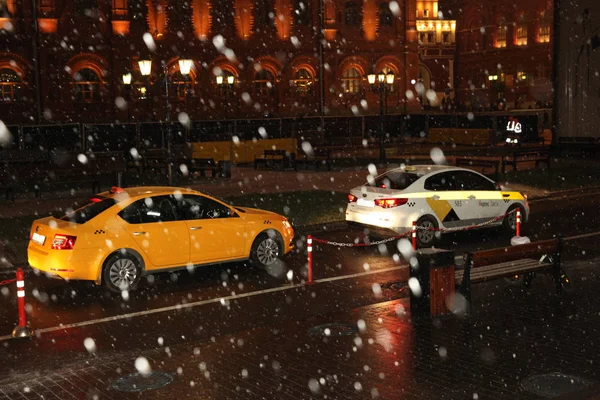 Dos Taxis Por Noche Cuando Nieva Plaza Manezhnaya Moscú 2018 — Foto de Stock