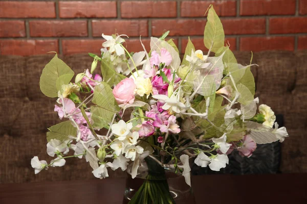 Величезний Ніжний Букет Різних Квітів Фоні Цегляної Стіни — стокове фото