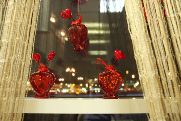 Vasos Forma Corações Decoração Janela Festiva Com Corações Vermelhos Para — Fotografia de Stock