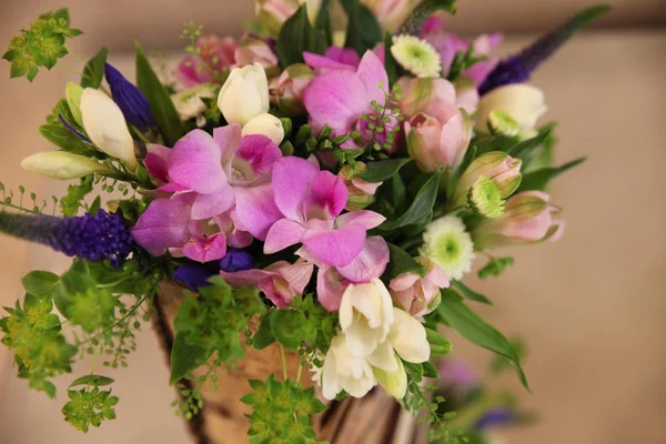 Buquê Incrivelmente Bonito Flores Com Pequenas Orquídeas Roxas — Fotografia de Stock