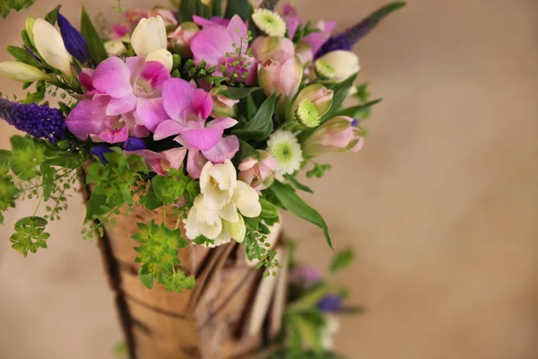 Ramo Muy Lindo Flores Con Orquídeas Púrpuras Stand Hecho Corteza —  Fotos de Stock