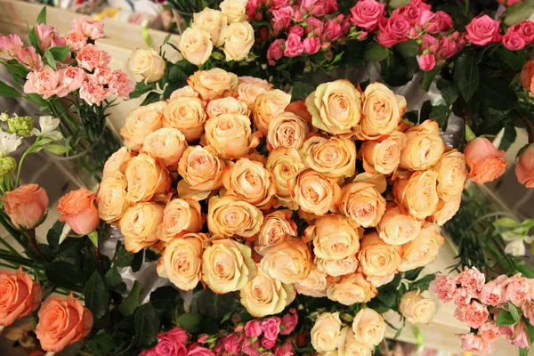Πανέμορφο Τριαντάφυλλα Ροδάκινων Μια Τεράστια Ανθοδέσμη Μεταξύ Άλλων Λουλουδιών — Φωτογραφία Αρχείου