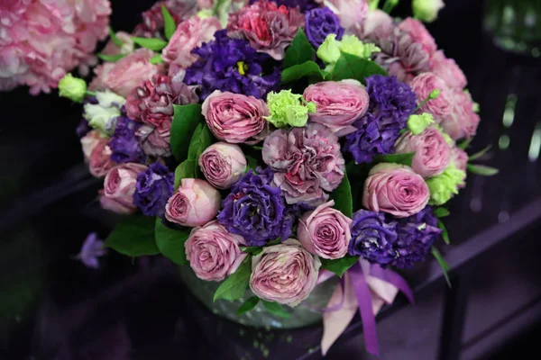 Riesiger Schöner Strauß Mit Lila Rosen Blauem Eustoma Und Nelken — Stockfoto