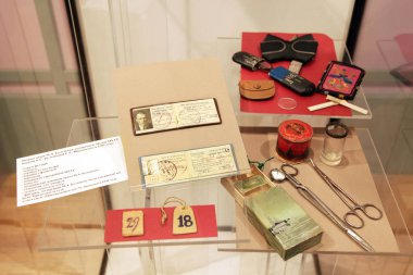 Kişisel eşyalarını yazarın Mikhail Bulgakov, Elena Bulgakova torunu tarafından Moskova Sanat Tiyatrosu müzeye bağışladı. Moskova. 17.05.2011