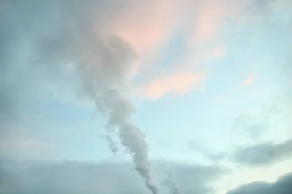 Ciel coloré avec nuage rose et jet de vapeur — Photo