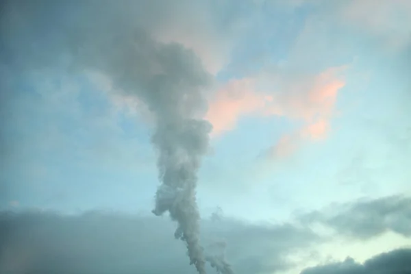 Kleurrijke avondrood met roze wolk en steam jet — Stockfoto