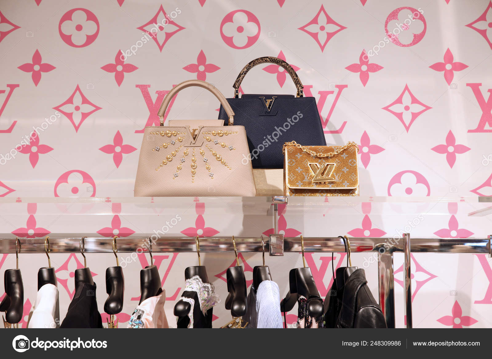 Elegante escaparate de Louis Vuitton bolsas y ropa, una nueva